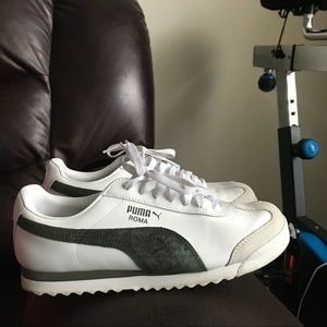 Great condition olive pumas